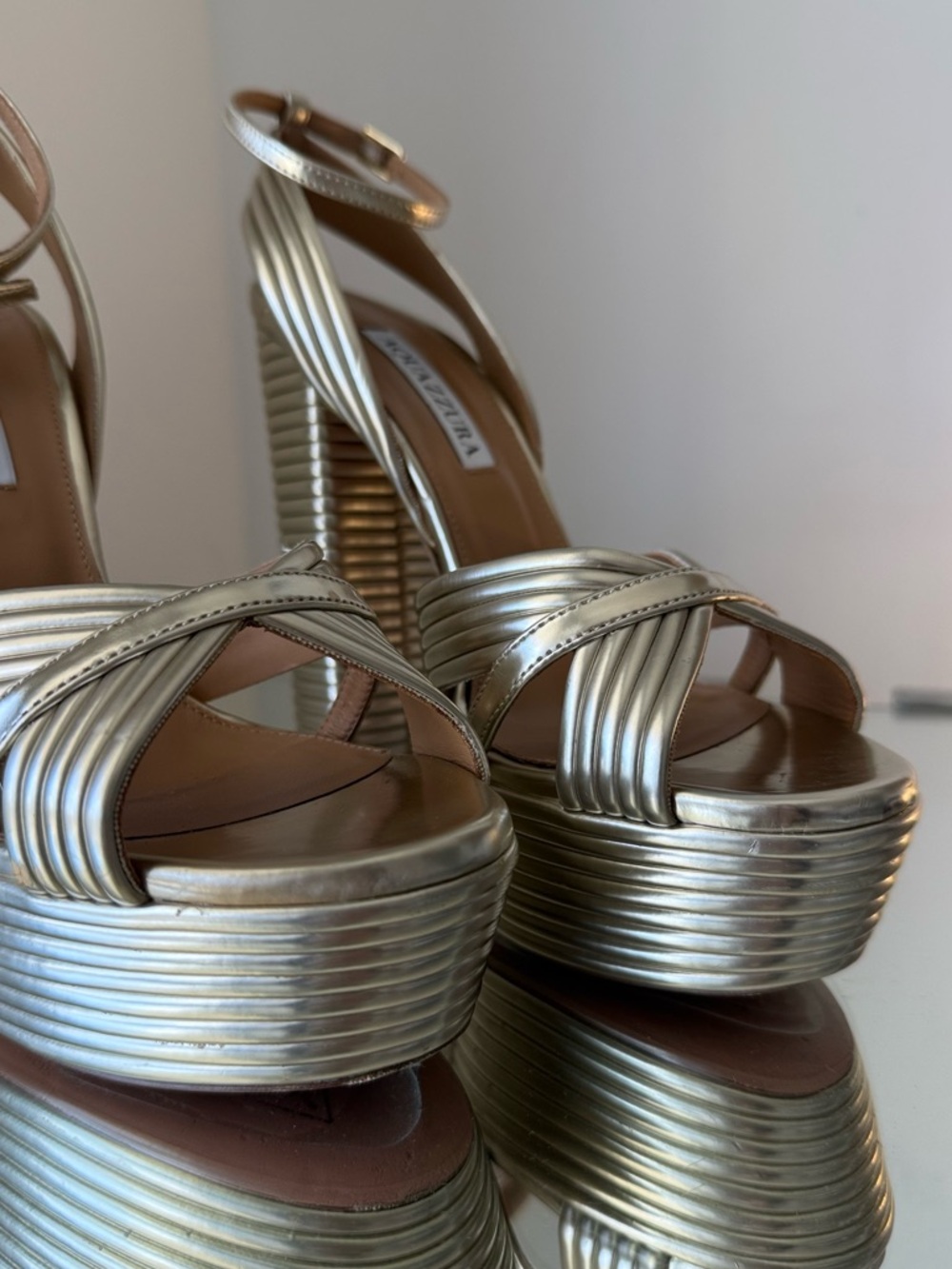 AQUAZZURA Sundance 140 metallic leather platform sandals
$1,085 38.5 - Picture 4 of 16